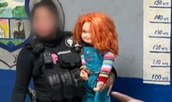 Policía de Coahuila 'arresta' a muñeco Chucky usado para atemorizar y pedir dinero