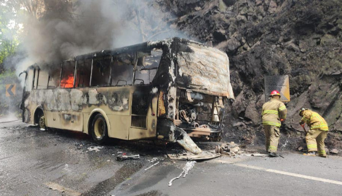 Se registra incendio de un camión de pasajeros en la carretera federal 15 de Nayarit