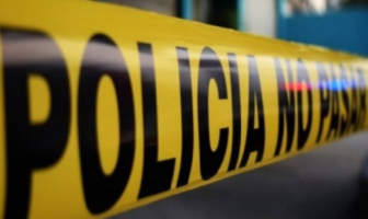 Mujer conduce 200 kilómetros con el cuerpo de su esposo fallecido en el asiento del copiloto