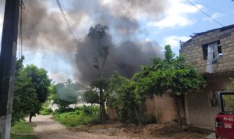 Incendio consume humilde vivienda de cartón en la colonia 12 de octubre