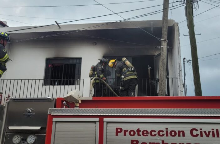 Incendio consume segundo piso de vivienda en El Pitillal