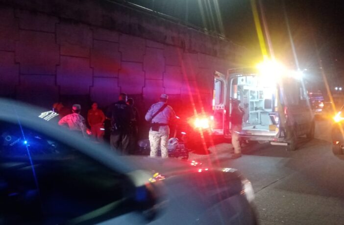 Se arroja desde el puente a desnivel del aeropuerto de Puerto Vallarta