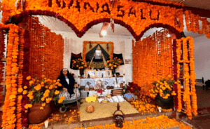 Colocan altar de muertos en honor a "Mamá Coco"