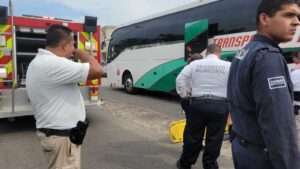 Hombre queda atrapado bajo unidad de transporte en Marina Vallarta