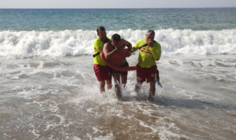 Turista es rescatado por salvavidas en playa Camarones
