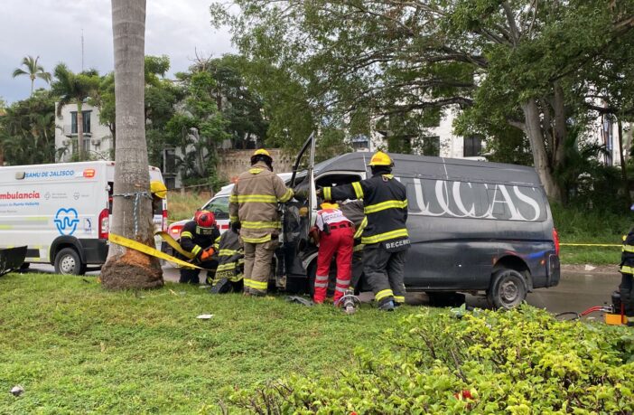 Conductor de minivan queda prensado tras aparatoso accidente en Fluvial Vallarta