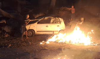 Carro chatarra es incendiado en Palmar del Progreso