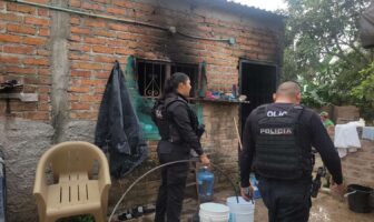 Adulta mayor en silla de ruedas es rescatada de incendio en su casa