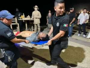 Policía salva a turista de ahogarse en el Malecón de Puerto Vallarta