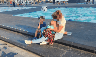 Bebé cae al mar con todo y carriola en el malecón de Veracruz