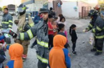 Niños son reconocidos por Bomberos tras evitar que incendio se propagara a otras casas