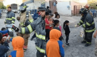 Niños son reconocidos por Bomberos tras evitar que incendio se propagara a otras casas