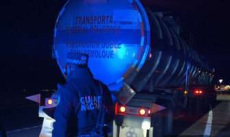 En Nuevo León, GN asegura tractocamión con 64 mil litros de hidrocarburo de procedencia ilícita