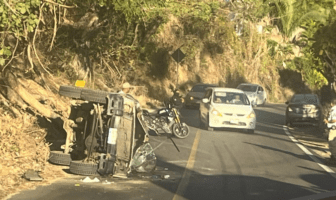 Aparatosa volcadura en Boca de Tomatlán deja 2 personas lesionadas