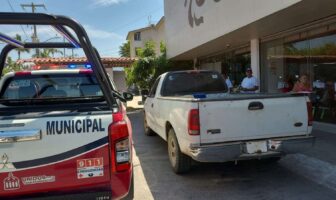Dan cristalazo a camioneta y se roban una fuerte cantidad de dinero