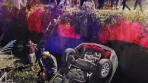 Cae vehículo a canal de la colonia Cristobal Colón