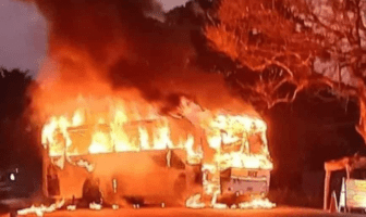 Detienen a presuntos delincuentes y se desata quema de vehículos en Tabasco