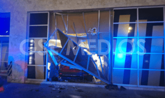 Camioneta Mazda CX-9 se estrella contra Casino Life en Pitillal