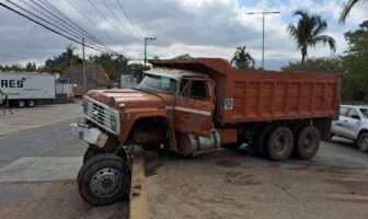 Volteo termina embancado en la carretera federal 200