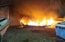 Incendio de lancha en Colonia Villa Las Flores moviliza a autoridades locales