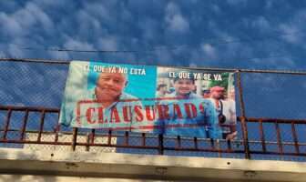 Colocan manta contra Jesús 'Chuy' Michel en el puente de Los Milagros