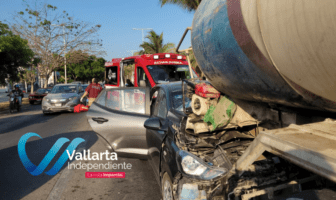 Vehículo queda incrustado en una pipa del Ayuntamiento de Vallarta