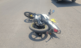 Accidente en la avenida Víctor Yturbe "Pirulí" involucra a familia en motocicleta