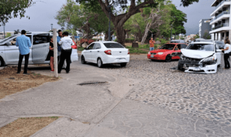 Accidente en Fluvial Vallarta deja solo daños materiales