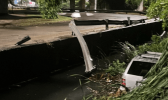 Camioneta cae a canal frente al aeropuerto de Puerto Vallarta