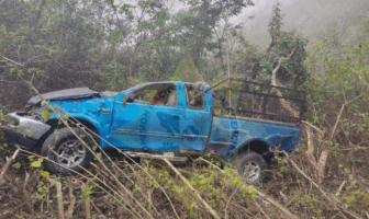 Camioneta cae en barranco en la carretera federal 200. Foto: Comisión Nacional de Emergencias