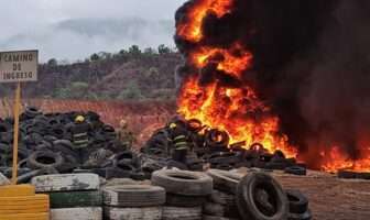 Bomberos combaten incendio en relleno sanitario "El Gavilan"