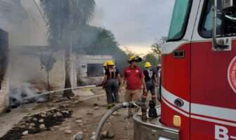 Se registra incendio en obra negra junto a la Fiscalía de Puerto Vallarta