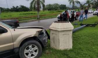 Camioneta impacta contra base de lámpara en Fluvial Vallarta