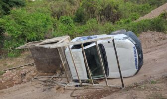 Aparatosa volcadura de camioneta con material de construcción en Loma Bonita