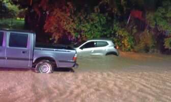 Pareja es arrastrada por arroyo en Puerto Vallarta; lograron salir a salvo Pareja es arrastrada por arroyo en Puerto Vallarta