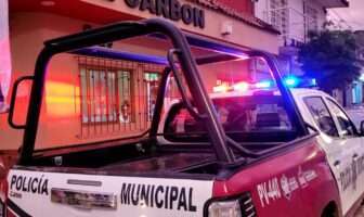 Asaltan a mano armada sucursal de Pollo Feliz en la colonia Bobadilla