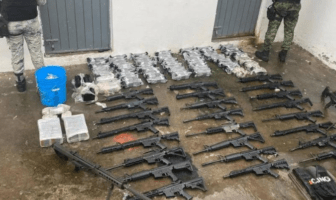 Sedena detiene a 20 presuntos delincuentes y asegura arsenal en Michoacán