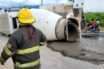 Camión volcado derrama concreto y combustible en avenida De Los Poetas