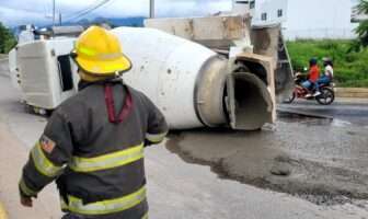 Camión volcado derrama concreto y combustible en avenida De Los Poetas Camión volcado derrama concreto y combustible en avenida De Los Poetas