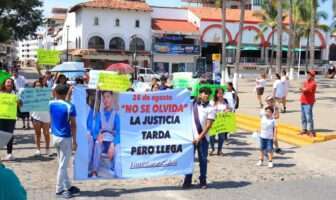 Familiares de José Luis bloquean calles del centro de Puerto Vallarta en demanda de justicia Familiares de José Luis bloquean calles del centro de Puerto Vallarta en demanda de justicia
