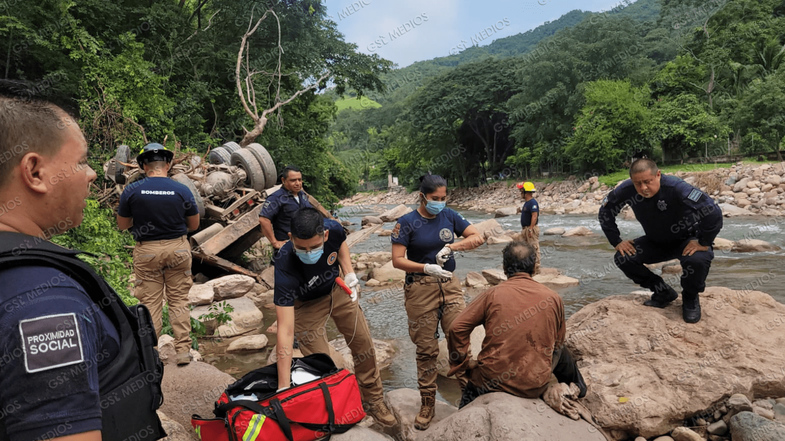 Camión de volteo vuelca y cae al río Pitillal en Playa Grande