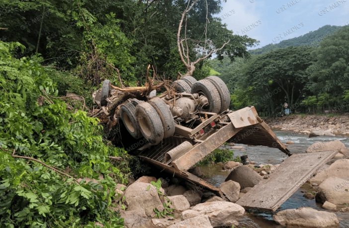 Camión de volteo vuelca y cae al río Pitillal en Playa Grande