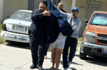 Policía salva a niño atrapado en incendio en Guadalajara