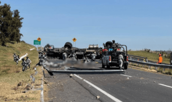 Volcadura de camión con elementos de la Guardia Nacional deja tres muertos y decenas de heridos