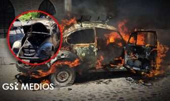 Voraz incendio consume por completo un Vocho en Los Portales