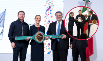 Saúl “El Canelo” Álvarez entrega “guantes blancos de la paz” a Claudia Sheinbaum