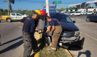 Pierde el control y termina incrustado en una lámpara en Avenida de los Poetas Pierde el control y termina incrustado en una lámpara en Avenida de los Poetas
