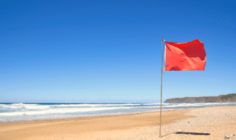 Bandera amarilla y roja ondean en playas de Nayarit