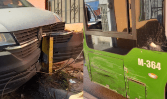 Accidente entre transporte público y camioneta en la colonia Bobadilla Accidente entre transporte público y camioneta en la colonia Bobadilla