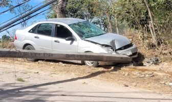 Conductor pierde el control y se impacta contra poste de CFE en La Moderna Conductor pierde el control y se impacta contra poste de CFE en La Moderna